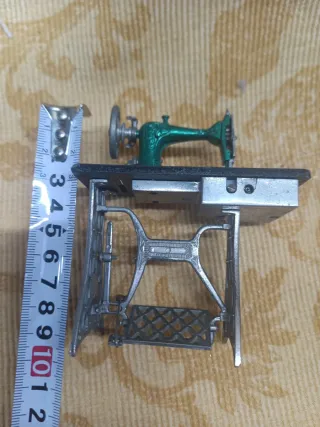 Máquina de coser miniatura, creo q es un mechero