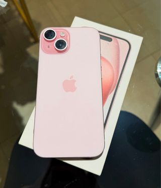 Vendo iPhone 15 de 256GB en color rosa, en muy bue