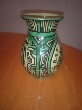 Jarrón de cerámica pintado a mano
