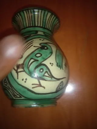 Jarrón de cerámica pintado a mano