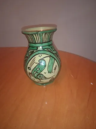 Jarrón de cerámica pintado a mano