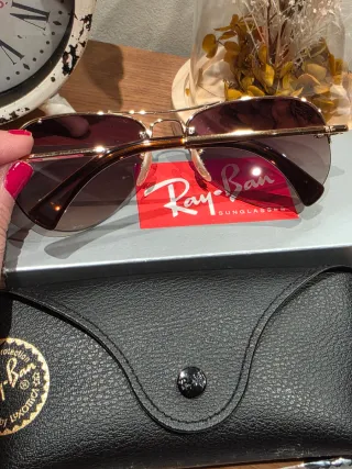 Gafas de sol Ray-Ban doradas y marron
