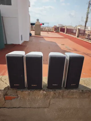 4 Altavoces Sony SS-MSP600SR. 1 Altavoz central