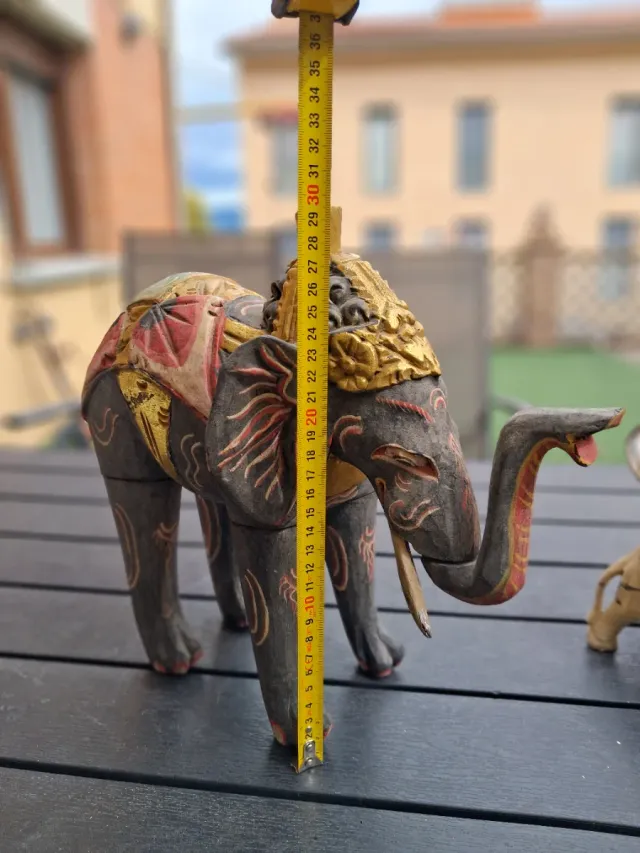Elefante de madera decorativo