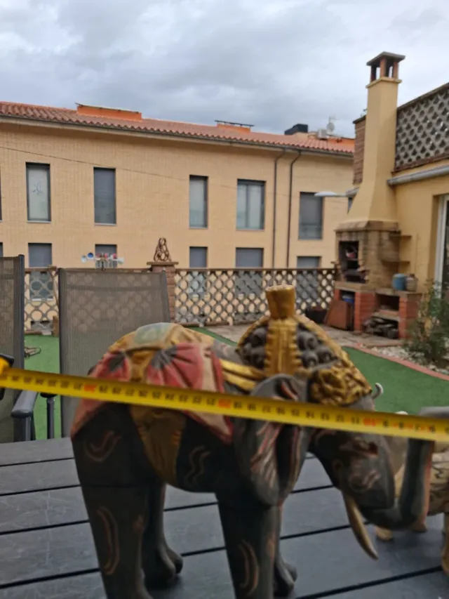 Elefante de madera decorativo