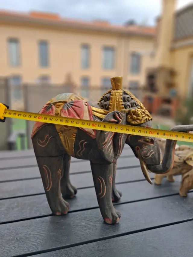 Elefante de madera decorativo