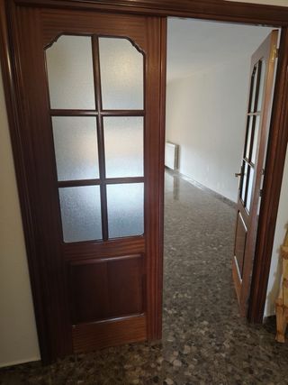Puerta madera maciza con cristal y sin
