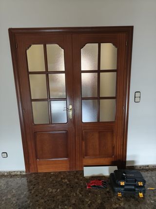 Puerta madera maciza con cristal y sin
