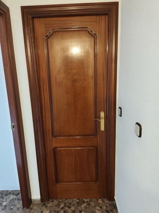 Puerta madera maciza con cristal y sin