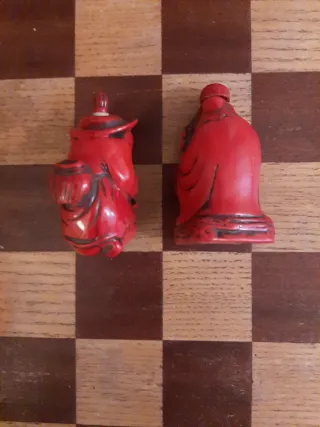 2 Botellas de resina roja chinas. Snuff Bottle.