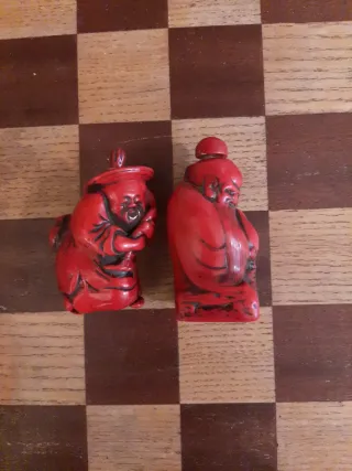 2 Botellas de resina roja chinas. Snuff Bottle.