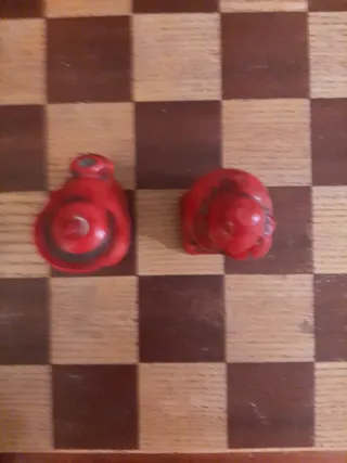 2 Botellas de resina roja chinas. Snuff Bottle.