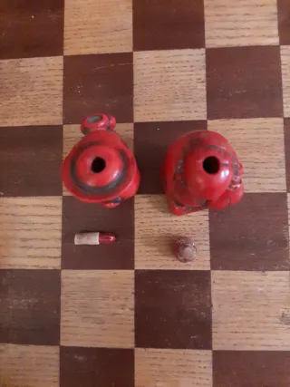 2 Botellas de resina roja chinas. Snuff Bottle.