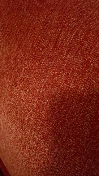 Sofá 2 plazas tela antimanchas de color naranja