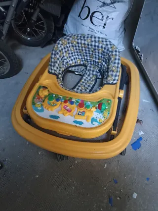 Andador bebé amarillo con juegos