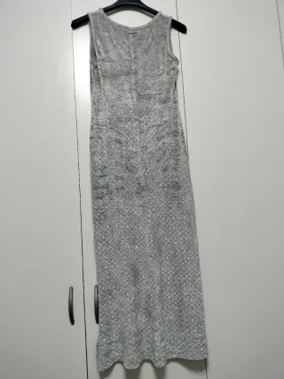 Vestito lungo grigio con spacco laterale