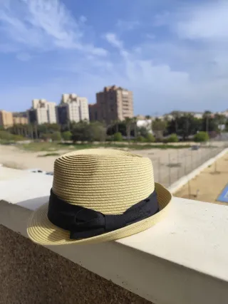 Sombrero de paja tipo fedora, sin marca.