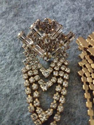 Pendientes con baño dorado y cristales