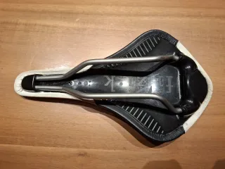 Sillín Ariene Donna Blanco y Negro de Fizik