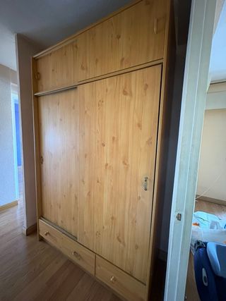 Armario de madera con puertas correderas