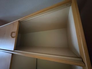 Armario de madera con puertas correderas