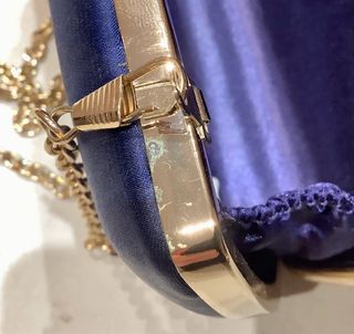 Bolso de fiesta azul eléctrico con cadena dora