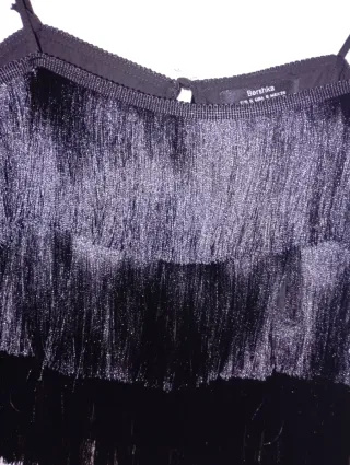 Top Bershka flecos negro