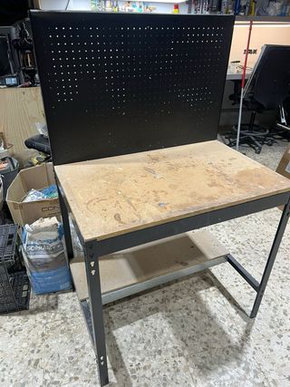 Banco de trabajo con panel perforado
