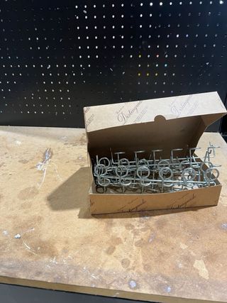 Banco de trabajo con panel perforado