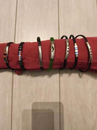 Bracciale in gomma con dettagli metallo