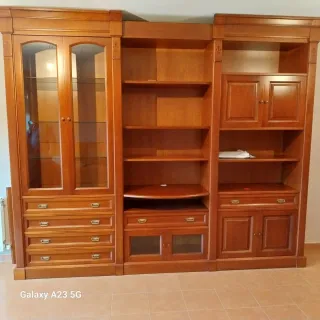 Mueble de salón de madera y cristal La Cisternig