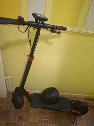 Patinete Eléctrico Negro con Casco