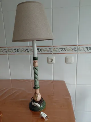 Lámpara de mesa decorativa de madera