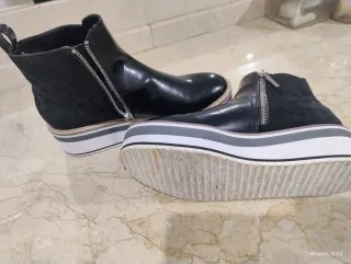 Botines negros con cremallera y plataforma