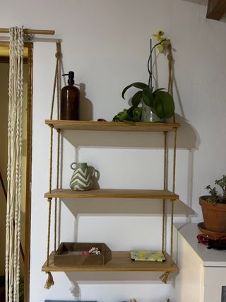 Estantería de madera con cuerdas