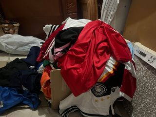 Ropa vintage roja y blanca