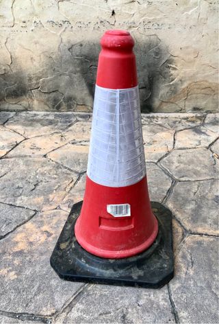 Cono de señalización vial rojo y blanco