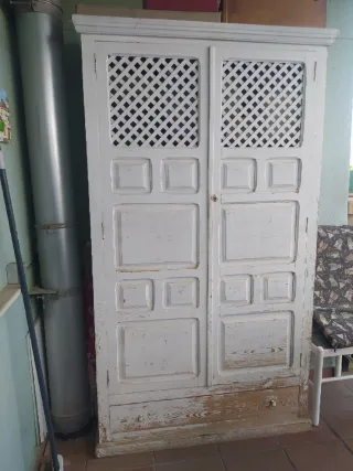 Alacena de madera blanca para restaurar