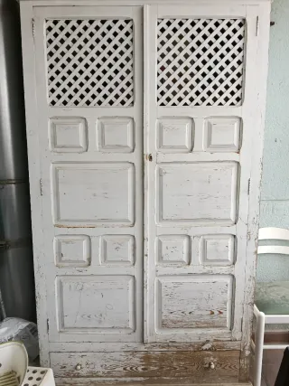 Alacena de madera blanca para restaurar