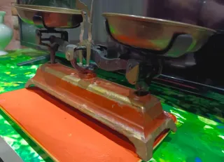 Báscula antigua de hierro y metal