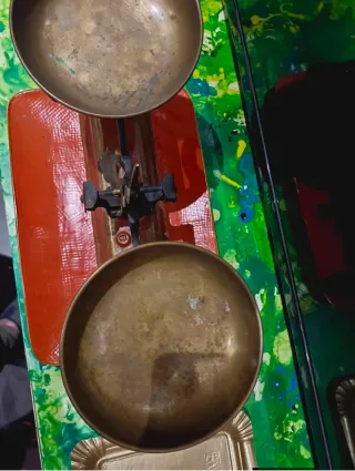 Báscula antigua de hierro y metal