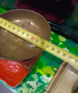 Báscula antigua de hierro y metal