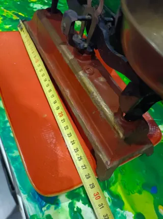 Báscula antigua de hierro y metal