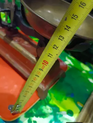 Báscula antigua de hierro y metal