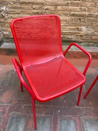 Sillas rojas metálicas y respaldo plástico