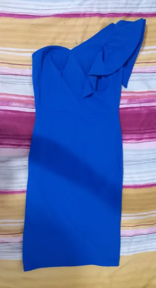 Vestido azul de fiesta con volantes