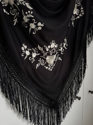 Mantoncillo Flamenco Bordado Negro y blanco