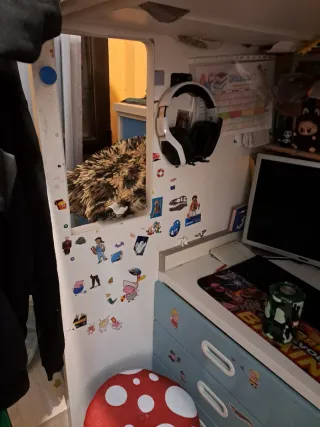Cama alta con escritorio y cajones