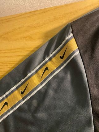 Camiseta Nike gris y dorada