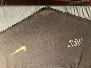 Camiseta Nike gris y dorada